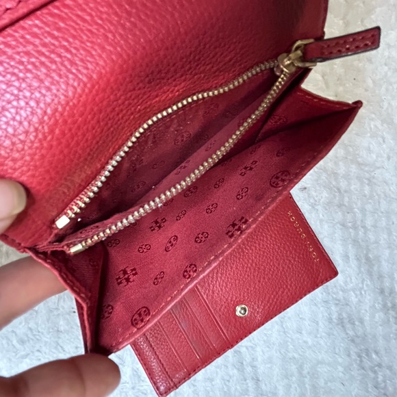 Tory Burch Thea Trifold Leather Wallet
Red Leather
Multifunctional - Picture 7 of 8